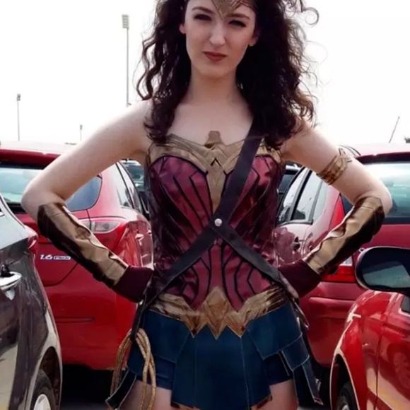 High Quality Wonder Woman Cosplay - Picture 4 of 5